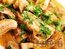 Рецепта Задушени гъби печурки с бяло вино, масло, зехтин и доматено пюре